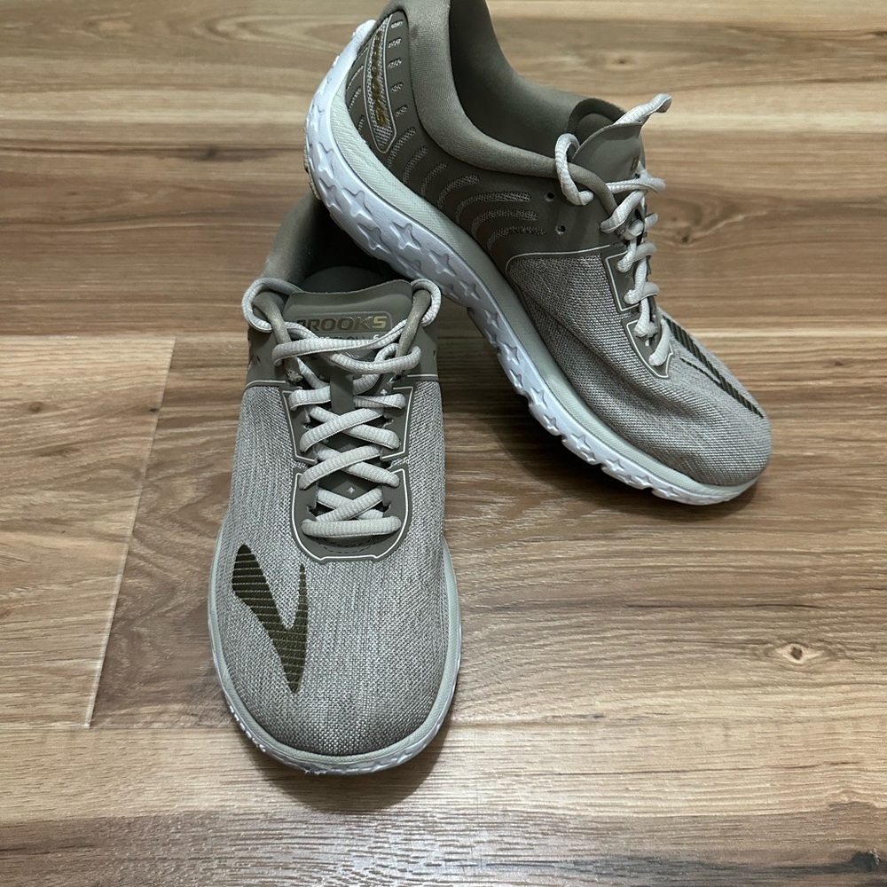 Brooks Men's Beige Athletic Shoes